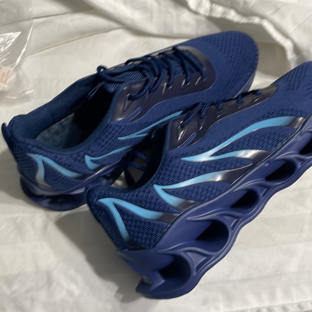 Size 11 tennis shoes